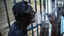 Seorang pria menggunakan vape atau rokok elektronik di kawasan Bundaran HI, Jakarta, Selasa (12/11/2019). Pemerintah melalui BPOM mengusulkan pelarangan penggunaan rokok elektrik dan vape di Indonesia, salah satu usulannya melalui revisi PP Nomor 109 Tahun 2012. (Liputan6.com/Faizal Fanani)