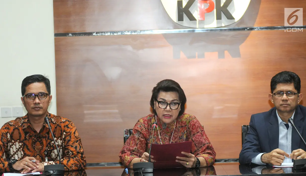 Wakil Ketua KPK Basaria Panjaitan (tengah), Juru Bicara KPK Febri Diansyah, dan Wakil Ketua KPK Laode M Syarif memberi keterangan pers terkait OTT Bupati Muara Enim di Gedung KPK, Jakarta, Selasa (3/9/2019). KPK mengamankan 350.000 dollar AS terkait suap 16 proyek. (merdeka.com/Dwi Narwoko)