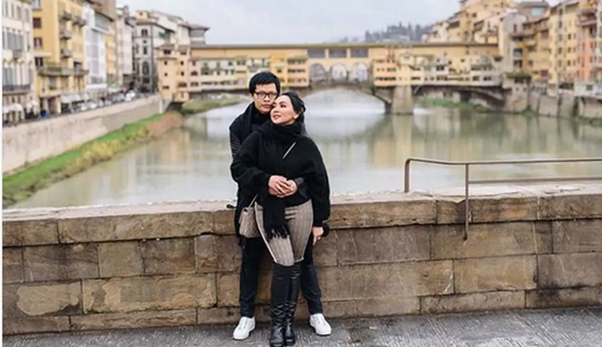 "tapi justru karena ketidaksempurnaan hidup berumah tangga bersama dia lah akhirnya banyak sekali pelajaran hidup yang saya dapatkan yang akhirnya saya merasa menjadi seorang lelaki yang lengkap..love u moy..," lanjutnya. (Instagram/armandmaulana04)