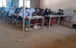 Murid SD di Sukabumi Belajar Berlantai Tanah, Atap Nyaris Bocor