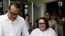 Pelawak Tri Retno Prayudati atau Nunung Srimulat dan suaminya July Jan Sambiran tiba untuk menjalani sidang perdana di Pengadilan Negeri Jakarta Selatan, Rabu (2/10/2019). Nunung dan July Jan Sambiran akan mendengar pembacaan dakwaan oleh Jaksa Penuntut Umum. (Liputan6.com/Herman Zakharia)