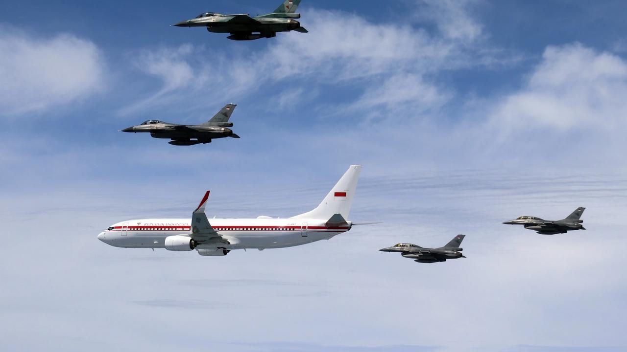 Potret 4 Jet Tempur TNI AU Bentuk Formasi kawal pesawat Prabowo