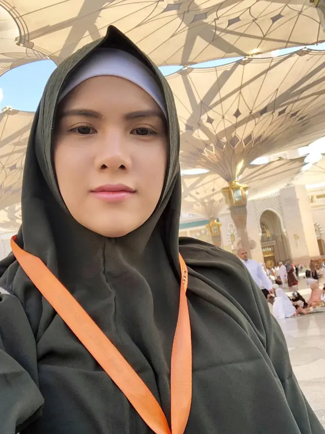 Meski Berkesan Tomboy, Ini 5 Potret Evelin Ketika Memakai Hijab