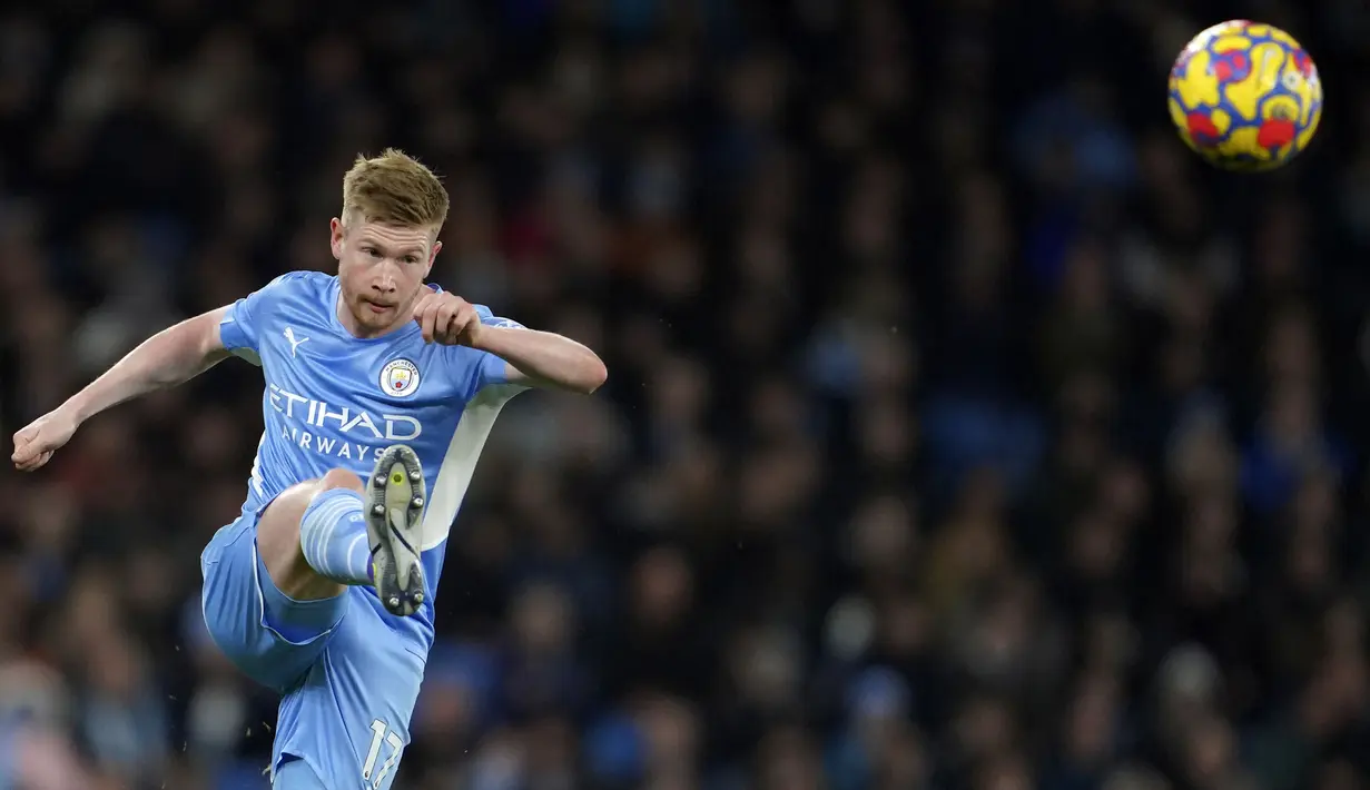 Manchester City tetap melanjutkan dominasi mereka selepas kembali dari kamar ganti. Baru pada menit ke-69 Manchester City berhasil menggandakan keunggulan lewat Kevin de Bruyne usai memanfaatkan blunder dari David Raya. (AP/Jon Super)