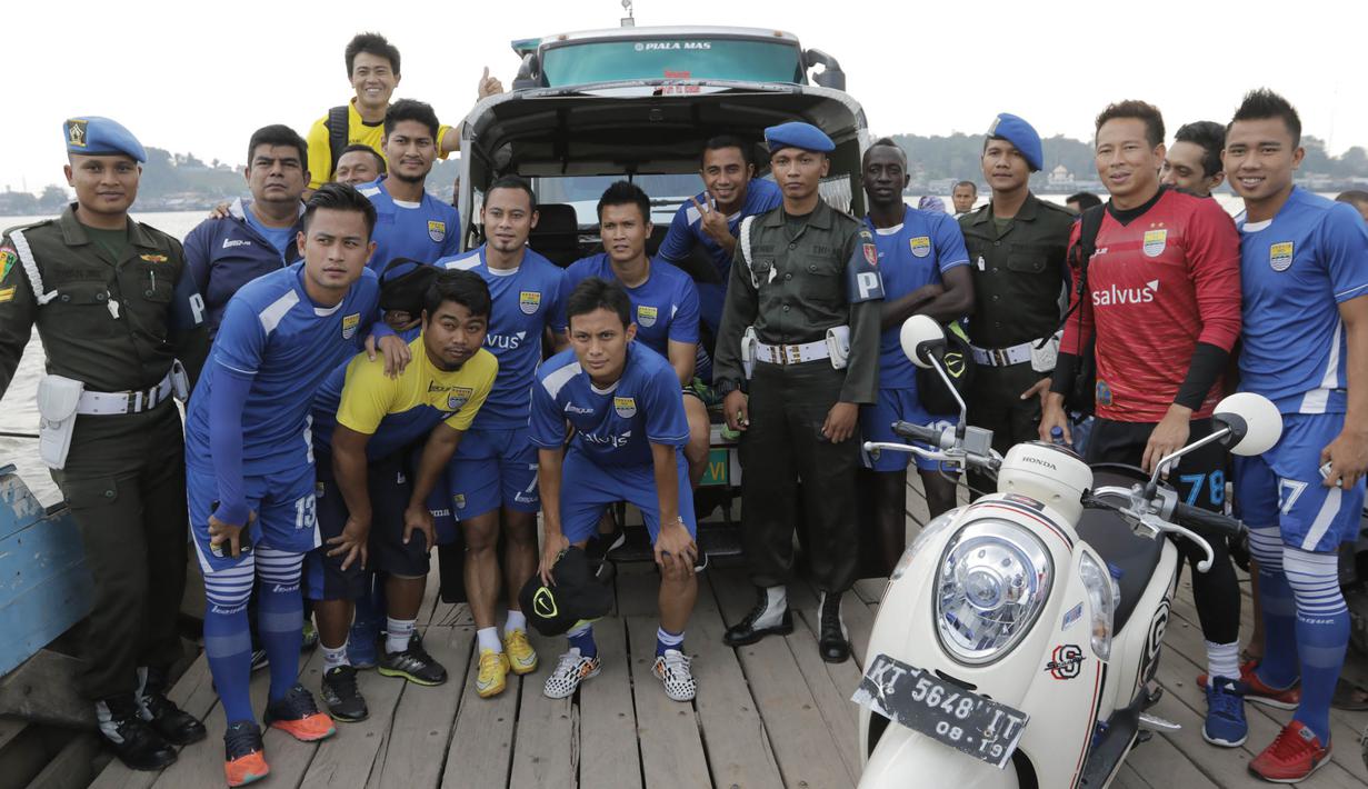 Para pemain dan pelatih Persib foto bersama saat berada di kapal klotok yang melintasi Sungai Mahakam menuju Stadion Aji Imbut, Tenggarong, Kaltim, Sabtu (3/10/2015). (Bola.com/Vitalis Yogi Trisna)
