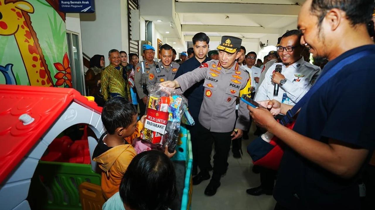 FOTO: Kapolri Tinjau Langsung Kesiapan Transportasi Jelang Puncak Mudik di Surabaya