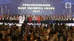 Gubernur Bank Indonesia Perry Warjiyo (tengah) berfoto bersama para penerima penghargaan BI 2019 saat acara yang sekaligus penyerahan penghargaan Bank Indonesia (BI) dalam Pertemuan Tahunan Bank Indonesia (PTBI) 2019 di Jakarta, Kamis (28/11/2019). (Liputan6.com/Angga Yuniar)