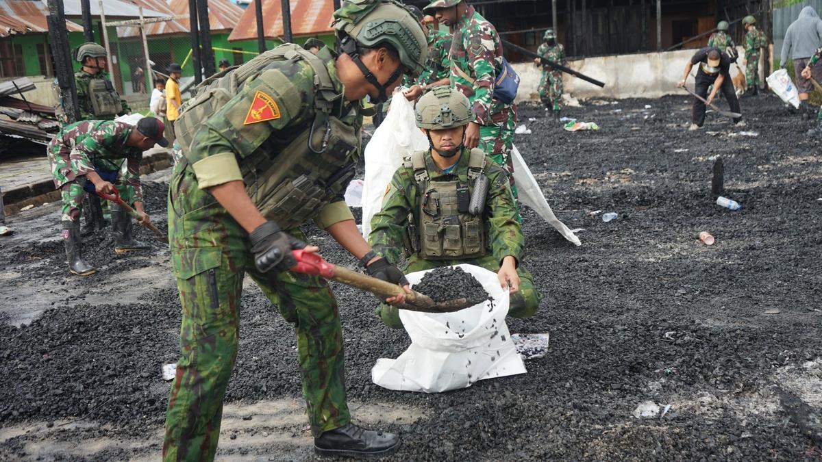 FOTO: TNI Polri dan Warga Bersihkan Kompleks YAPIS Deiyai Usai Pembakaran