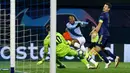 Kiper Dinamo Zagreb Dominik Livakovic (kiri) menyelamatkan gawangnya dari serangan pemain Manchester City Raheem Sterling (tengah) pada pertandingan Grup C Liga Champions di Stadion Maksimir, Zagreb, Kroasia, Rabu (11/12/2019). Manchester City menang 4-1. (AP Photo/Darko Bandic)