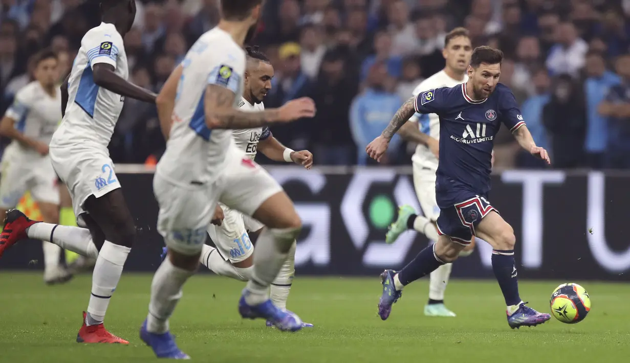 Paris Saint-Germain mendominasi permainan sejak dimulainya babak pertama. Lionel Messi dan kolega mampu bermain lepas dan tidak terburu-buru membangun serangan. Sementara Lille menerapkan strategi serangan balik untuk mengatasi ancaman Les Parisiens. (AP/Daniel Cole)