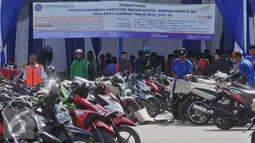 Pekerja mendata motor yang akan dikirim melalui angkutan kereta api di Stasiun Jakarta Gudang, Jakarta, Selasa (28/6). Total kapasitas angkut sepeda motor tahun ini mencapai 15.834 motor. (Liputan6.com/Gempur M Surya)
