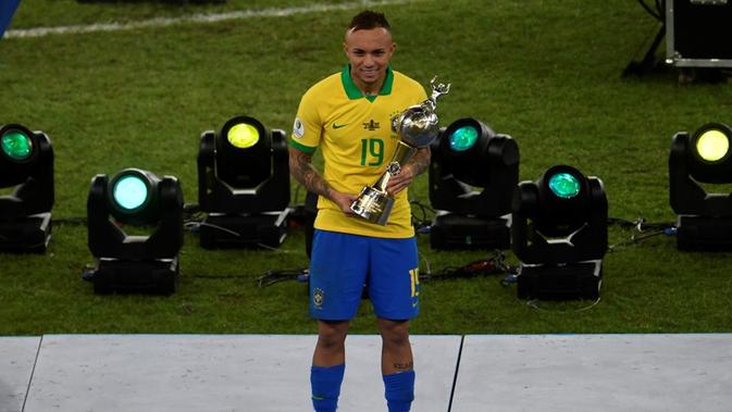 Penyerang Timnas Brasil, Everton Soares, meraih penghargaan sepatu emas Copa America 2019 dengan koleksi tiga gol. (AFP/MAURO PIMENTEL)