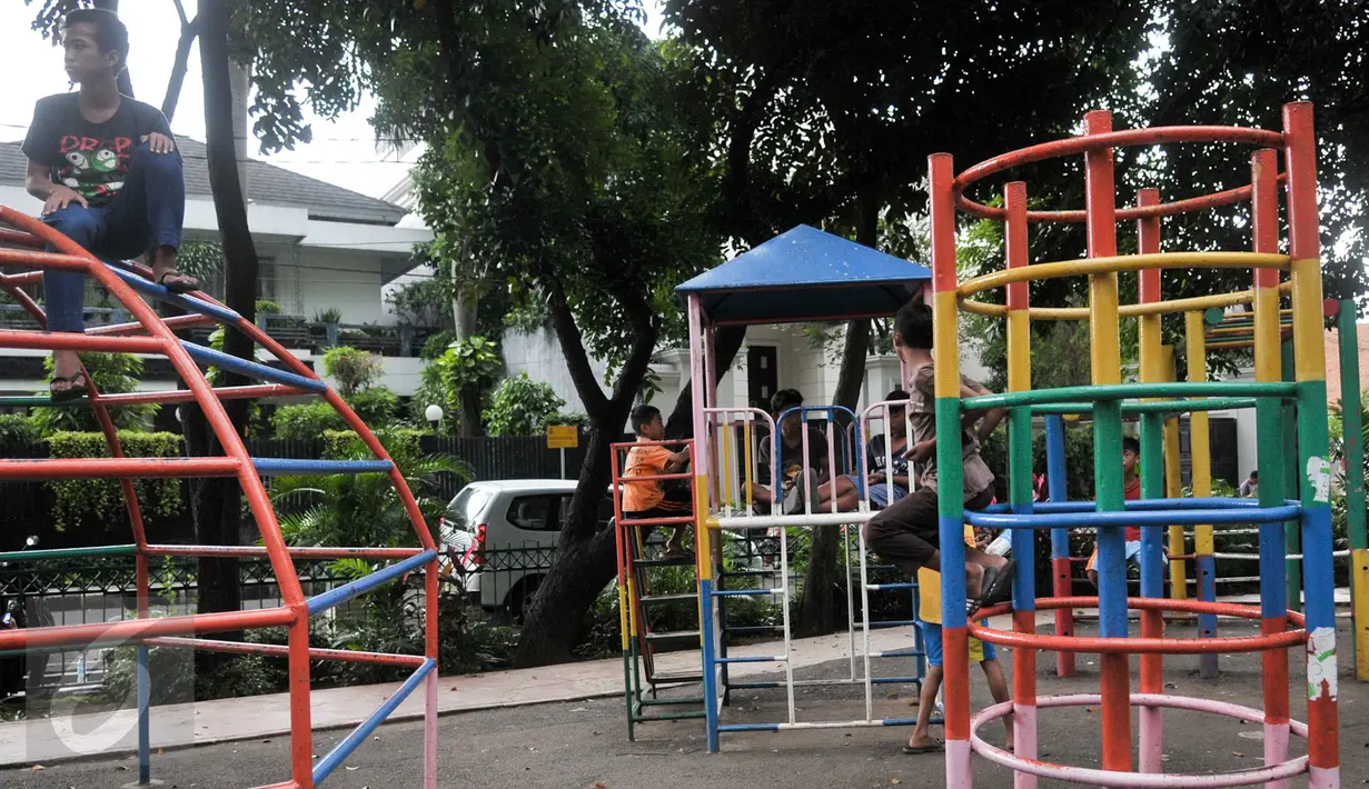 Sejumlah anak memanfaatkan fasilitas bermain di RPTRA Amir Hamzah, Pengangsaan, Menteng, Jakarta Pusat, Rabu (1/3). Pemprov DKI Jakarta ajak pihak swasta kembali berkontribusi membangun RPTRA melalui program CSR. (Liputan6.com/Yoppy Renato)