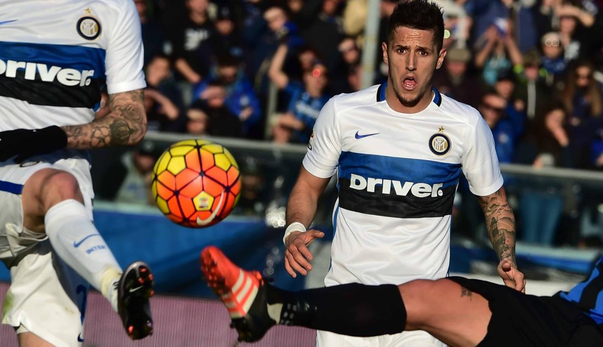 Pemain Inter Milan, Stevan Jovetic menyaksikan duel perebutan bola dihadapannya pada lanjutan liga Italia Seria A antara Atalanta vs Inter Milan di Stadion  "Atleti Azzurri D'Italia", Bergamo, Sabtu(16/1/2016).  (AFP Photo/Giuseppe Cacace)