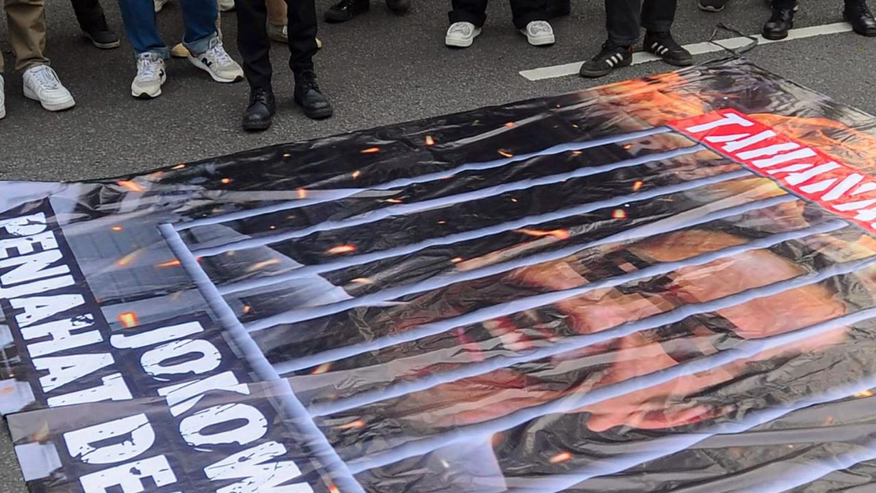 Di depan KPU, mahasiswa membentangkan sejumlah spanduk bergambar wajah Presiden Joko Widodo atau Jokowi dengan ekspresi tertawa di balik jeruji besi. Merdeka.com/Arie Basuki