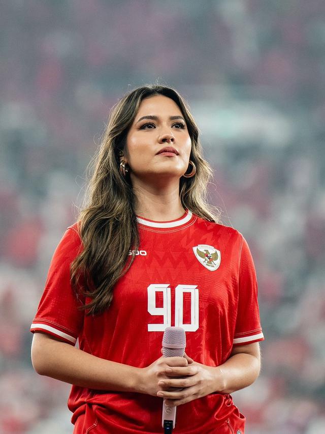 Pakai Jersey Angka Keberuntungan, Raisa Tampil Stylish di Kualifikasi Piala Dunia Timnas