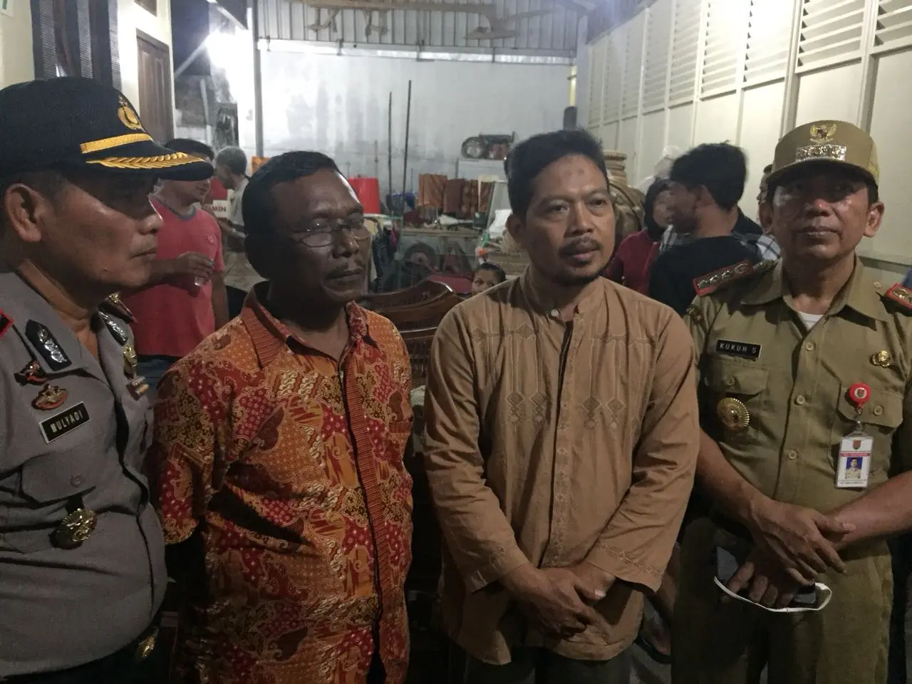 Camat dan Kapolsek meminta keterangan para penghuni rumah yang dianggap mengikuti aliran sesat. (foto: Liputan6.com/edhie)