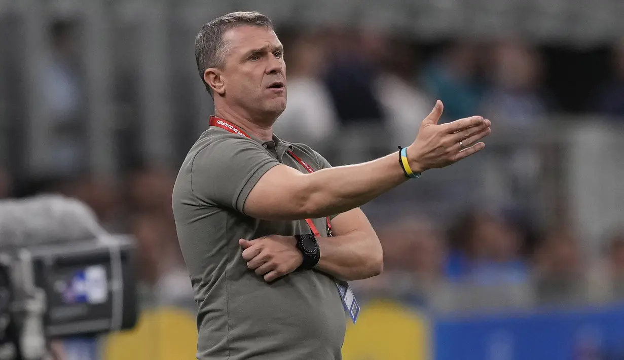 Reaksi kecewa pelatih Timnas Ukraina, Serhiy Rebrov terhadap penampilan anak asuhnya saat menghadapi Timnas Italia pada laga Grup C Kualifikasi Euro 2024 di San Siro Stadium, Milan, Rabu (13/9/2023) dini hari WIB. (AP Photo/Antonio Calanni)