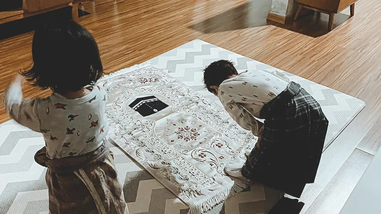 Masih Kecil, Ini Potret Gemas 5 Anak Selebriti Saat Belajar Sholat