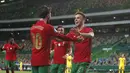 Pemain Portugal Bernardo Silva (kiri) merayakan bersama rekan setimnya Diogo Jota usai mencetak gol ke gawang Swedia pada pertandingan UEFA Nations League di Stadion Jose Alvalade, Lisbon, Portugal, Rabu (14/10/2020). Portugal menang 3-0. (AP Photo/Armando Franca)
