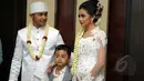 Hengky Kurniawan bersama putra tunggalnya, Bintang Pratama dan Sonya Fatmala saat akad nikah di sebuah hotel kawasan TMII, Jakarta, Kamis (23/4/2015). (Liputan6.com/Panji Diksana)