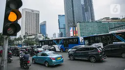 Sejumlah kendaraan terjebak kemacetan di Jalan MH Thamrin, Jakarta, Kamis (15/4/2021). Penumpukan kendaraan pada jam menjelang buka puasa menyebabkan terjadinya kemacetan di sejumlah ruas jalan di Ibu Kota. (Liputan6.com/Faizal Fanani)