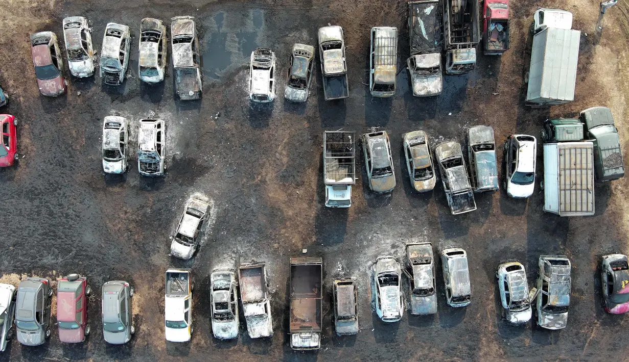 Foto udara memperlihatkan deretan mobil-mobil yang hancur akibat kebakaran hutan di Guayaquil, Ekuador pada tanggal 26 September 2024. (MARCOS PIN/AFP)