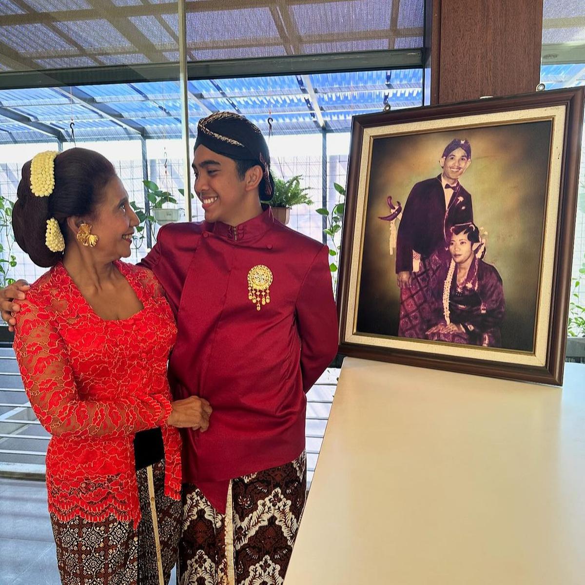 Susi Pudjiastuti Anggun Berkebaya Dipelukan Dua 'Pangeran' Tampan