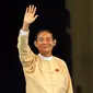 Presiden Myanmar yang baru terpilih Win Myint melambaikan tangan kepada media di luar parlemen di Naypyitaw, Rabu (28/3). Win Myint dipilih untuk menggantikan Htin Kyaw, yang mengundurkan diri pekan lalu karena alasan kesehatan. (AP/Aung Shine Oo)