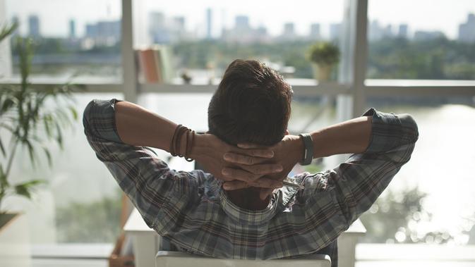 Pekerja bisa mengistirahatkan mata dengan melihat jauh. (iStockphoto)