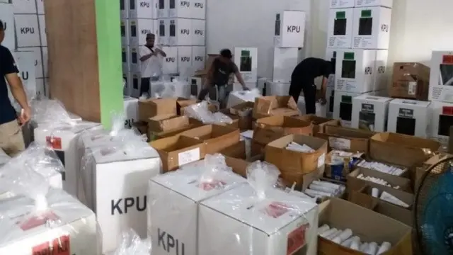 Kotak dan surat suara di Aceh yang akan dikirim ke berbagai daerah menjelang hari pencoblosan.