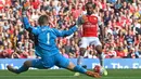 Aksi Theo Walcott saat berusaha menaklukkan kiper Stoke City, Jack Butland, dalam lanjutan Liga Premier Inggris di Stadion Emirates, London. Sabtu (12/9/2015). (Reuters/Alan Walter)