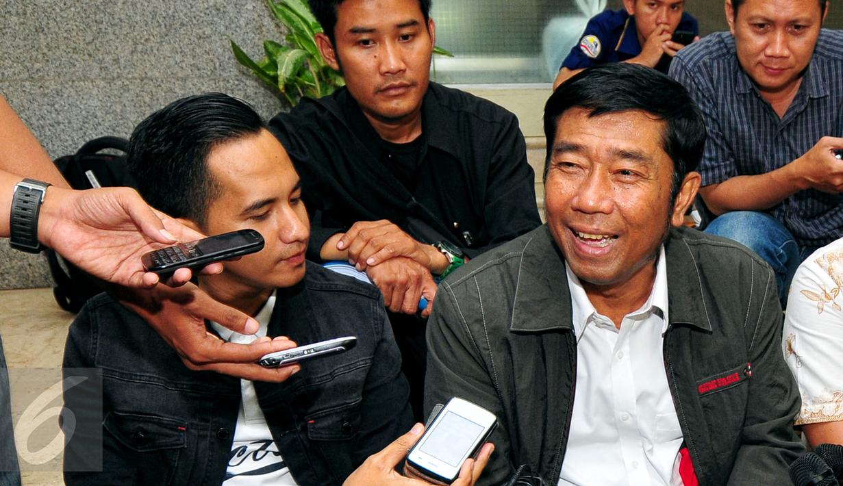 Abraham Lunggana memberikan keterangan pers usai diperiksa Bareskrim Polri, Jakarta, Senin (15/6/2015). Haji Lulung diperiksa sebagai saksi dalam dugaan korupsi pengadaan alat printer dan scanner (3D) di sekolah Jakarta Barat (Liputan6.com/Yoppy Renato)
