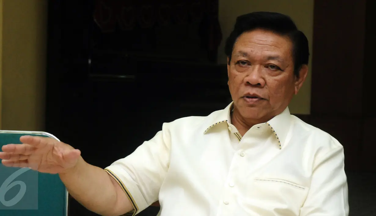 Fungsionaris Partai Golkar, Agung Laksono memberikan keterangan terkait pengunduran diri Setya Novanto dari jabatan Ketua DPR RI di Jakarta, Kamis (17/12/2015). Agung berharap peristiwa ini tidak terulang lagi. (Liputan6com/Helmi Fithriansyah)