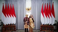 Wakil Presiden (Wapres) Ma’ruf Amin dan Ibu Wurry Estu Handayani mengenakan pakaian adat Padang, Sumatera Barat saat menghadiri Upacara Hari Ulang Tahun atau HUT ke-78 Kemerdekaan RI di Halaman Istana Merdeka,