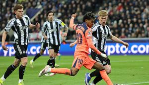 Lamine Yamal melakukan tendangan ke arah gawang dalam laga leg pertama babak 16 besar Liga Champions antara Newcastle vs Barcelona di St James Park, 11 Maret 2026. (Steve Welsh/PA via AP)