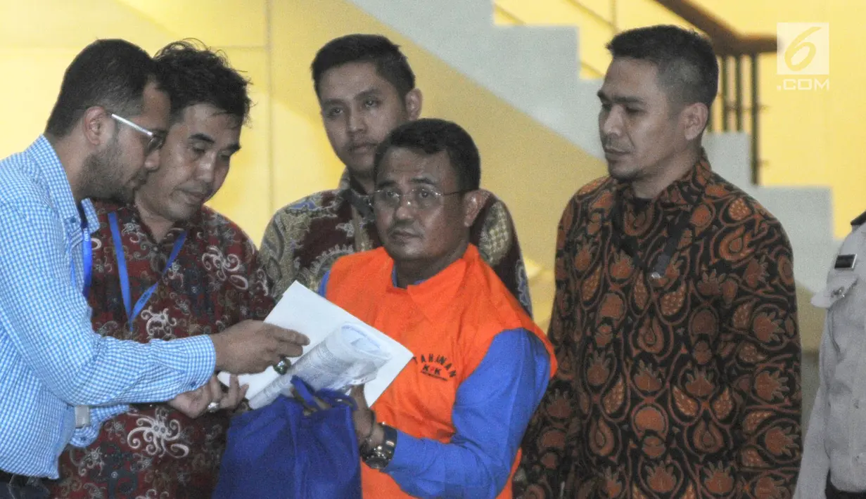 Bupati Bengkayang, Suryadman Gidot dikawal petugas usai menjalani pemeriksaan pasca OTT di Gedung KPK, Jakarta, Rabu (4/9/2019). Suryadman Gidot ditahan bersama Kepala Dinas PUPR dan lima pihak swasta. (merdeka.com/Dwi Narwoko)