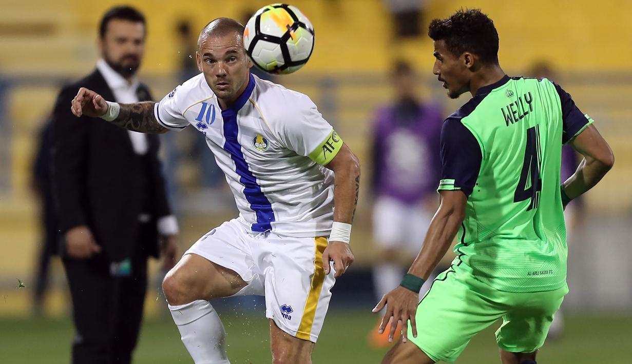 Wesley Sneijder. Gelandang serang ini pensiun bersama klub terakhirnya Al Gharafa pada musim 2018/2019. Total 17 tahun berkarier, ia tampil dalam 575 laga dengan mencetak 156 gol dan sukses mengoleksi 19 trofi di level klub, termasuk treble winners bersama Inter Milan. (Foto: AFP/Karim Jaafar)