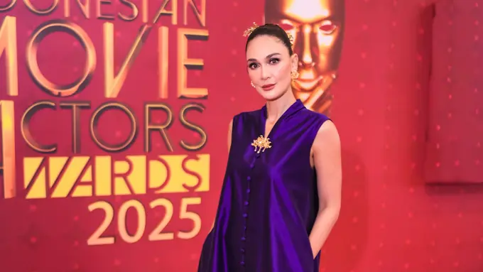 Gaya Luna Maya Tampil Glamor Klasik dengan Gaun Biru di Acara Penghargaan