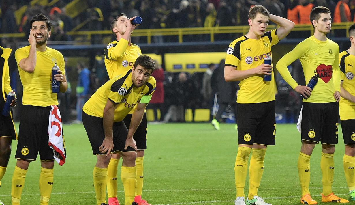 Ekspresi para pemain Dortmund setelah kalah dari AS Monaco pada laga leg pertama perempatfinal Liga Champions di Stadion Signal Iduna Park, Dortmund,  (12/4/2017). Dortmund kalah 2-3. (AP/Martin Meissner)