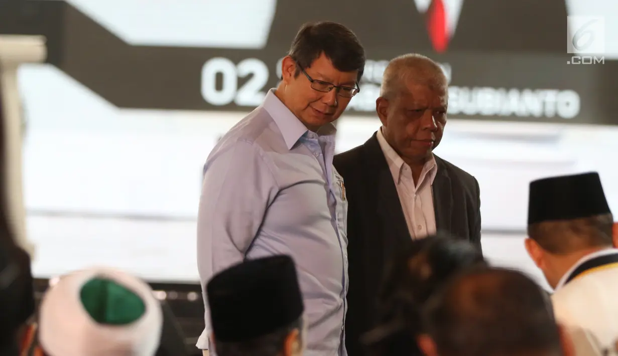 Direktur Komunikasi dan Media Badan Pemenangan Nasional (BPN) Prabowo Subianto-Sandiaga Uno, Hashim Djojohadikusumo (kiri) saat memberi dukungan dalam debat keempat Pilpres 2019 di Hotel Shangri-La, Jakarta, Sabtu (30/3).(Liputan6.com/JohanTallo)