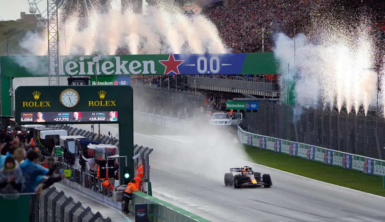 Red flag sempat dikibarkan untuk menghentikan balapan di lap ke-65 karena hujan yang semakin deras dan lintasan yang membahayakan. (AP Photo/Peter Dejong)