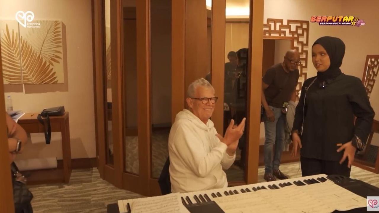 Dapat Tepuk Tangan David Foster