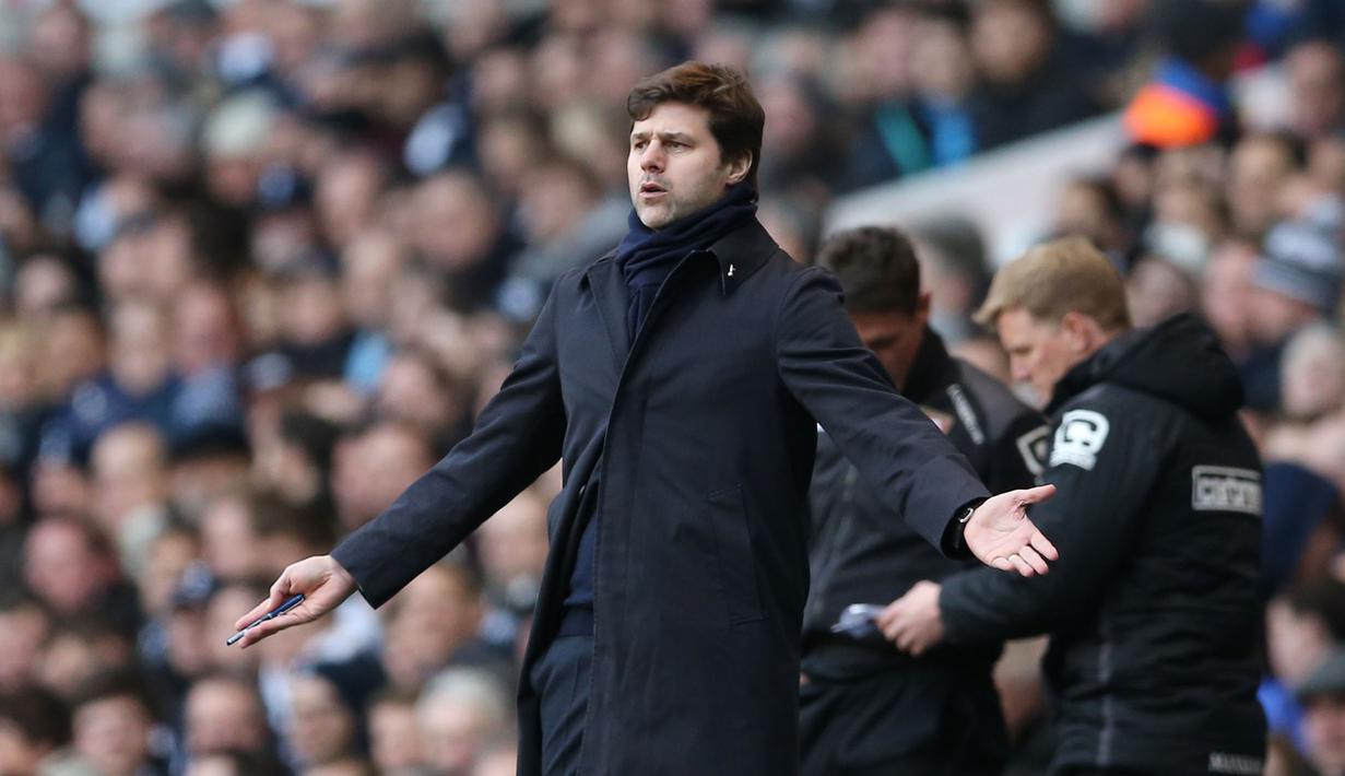 Pelatih Tottenham, Mauricio Pochettino terus memberikan petunjuk kepada anak asuhnya saat melawan AFC Bournemouth pada lanjutan liga Inggris di Stadion White Hart Lane, London, Minggu (20/3/2016). (Action Images via Reuters/Matthew Childs)