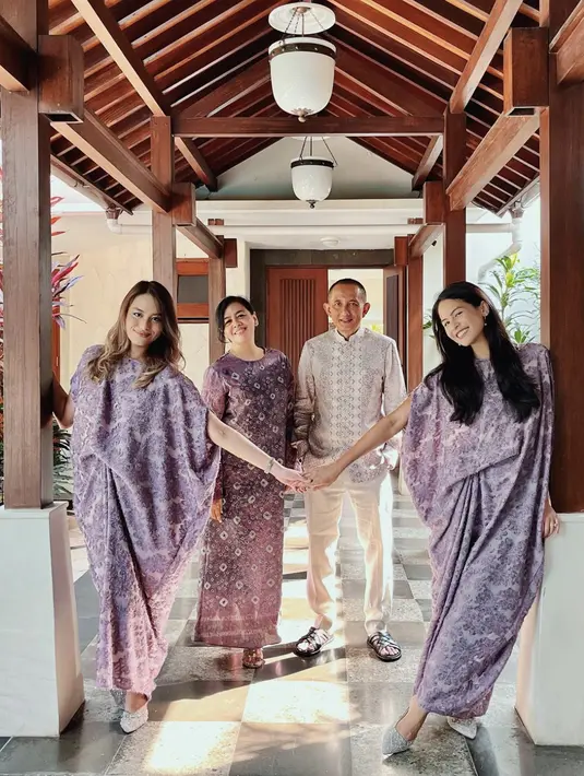 Gaya kaftan sarimbit juga menambah pesona anggun dari Maudy Ayunda. aksen batik hadirkan pesona yang tak lekang oleh waktu. [Foto: Instagram/ Maudy Ayunda]