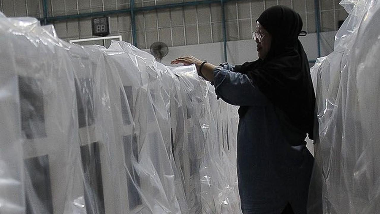 FOTO: Ribuan Kotak Suara di Jakarta Timur Selesai Dirakit, Siap Didistribusikan H-1 Pemilu 2024