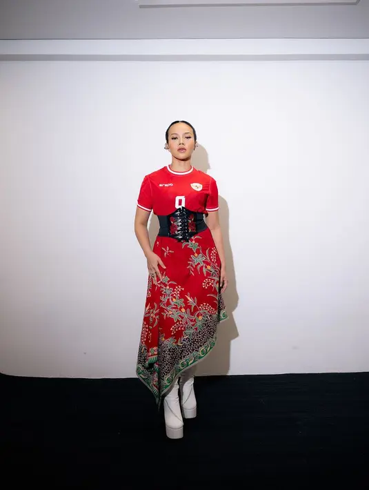 Kain batik ini dililit jadi rok asimetris dan dipadu dengan korset hitam transparan dan boots putih [@yurayunita]