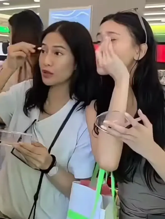 Pesona Pemeran “Cinta” Dua Generasi,  Dian Sastro dan Leya Princy Tampil Bak Kembaran dengan Riasan Natural