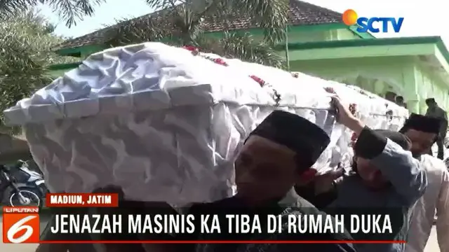 Sabtu pagi jenazah Almarhum Mustofa masinis KA Sancaka korban tewas dalam kecelakaan kereta di Ngawi tiba di rumah duka.