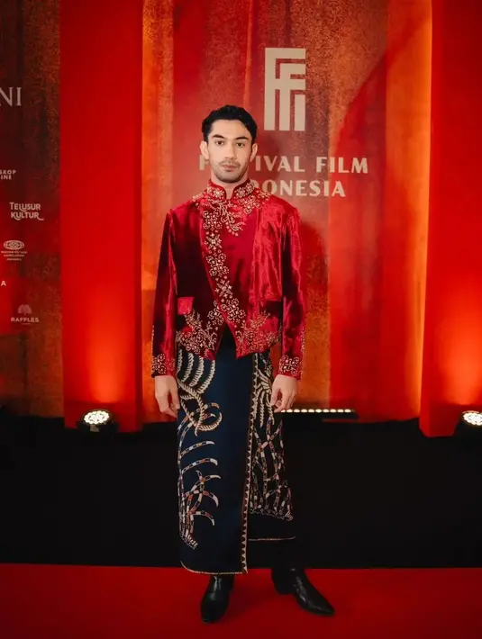 Malam penganugerahan Piala Citra Festival Film atau FFI 2023 baru saja diselenggarakan tadi malam, Selasa (14/11/2023). Para artis yang turut menghadiri gelaran ini tampil bold dengan kostum wastra. Salah satunya Reza Rahadian yang mengalami momen haru di atas panggung, menutup masa jabatannya sebagai panitia FFI periode 2021-2023. Reza Rahadian mengenakan beskap merah dari bahan velvet dengan sentuhan bordir bermanik-manik dan payet emas yang mewah. Ia padukan penampilannya dengan kain batik bernuansa hitam yang serasi. [Foto: Instagram/reza_rahadian_official]